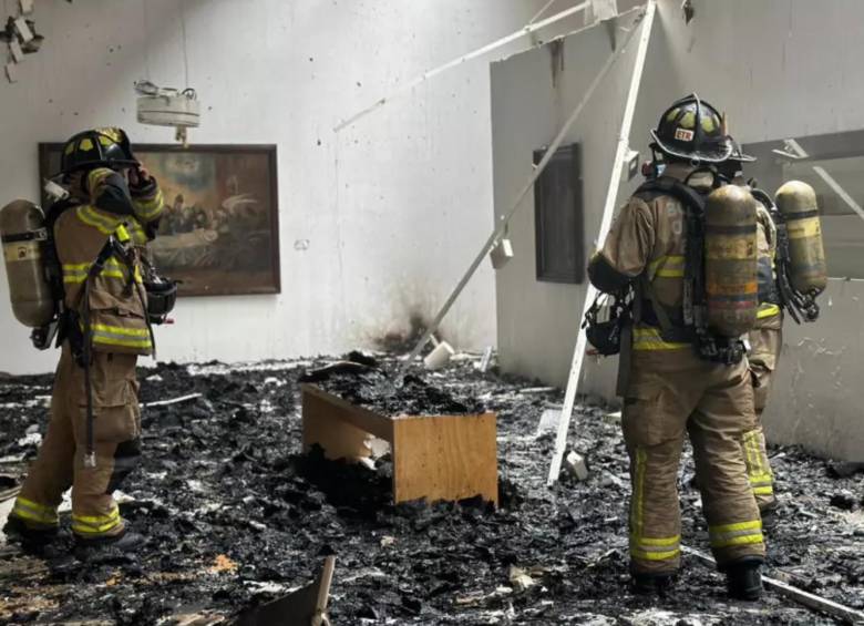 Las autoridades confirmaron que dos personas resultaron heridas, ya que no alcanzaron a salir lo suficientemente rápido del incendio, por lo que inhalaron mucho humo negro. FOTO: BOMBEROS DE BOGOTÁ