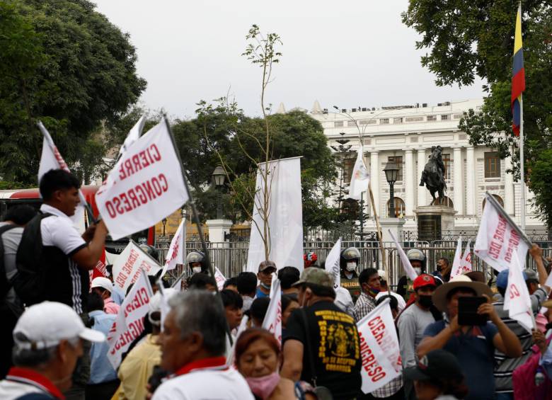 Peruanos protestan afuera del congreso, el mismo que censuró a Hernán Condori