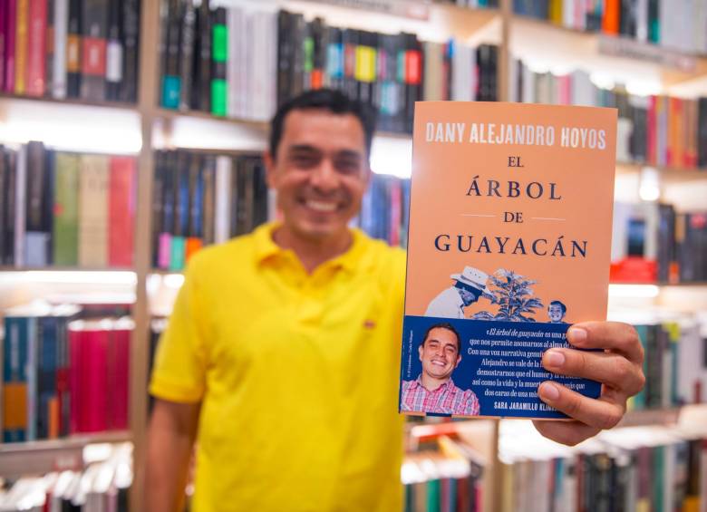 El comediante prepara un segundo libro, esta vez sobre la vida en los barrios de Medellín. Foto: Carlos Velasquez.