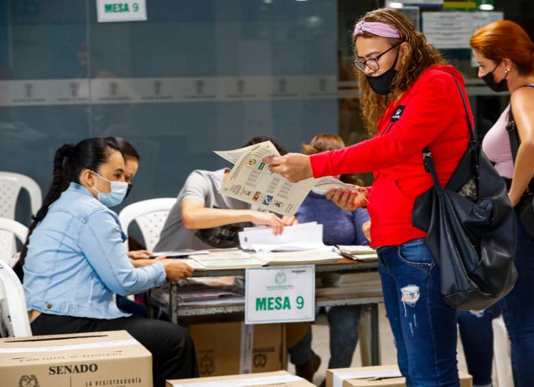 Los jurados de votación son los encargados de transmitir los resultados de las mesas a la Registraduría. FOTO: MANUEL SALDARRIAGA.