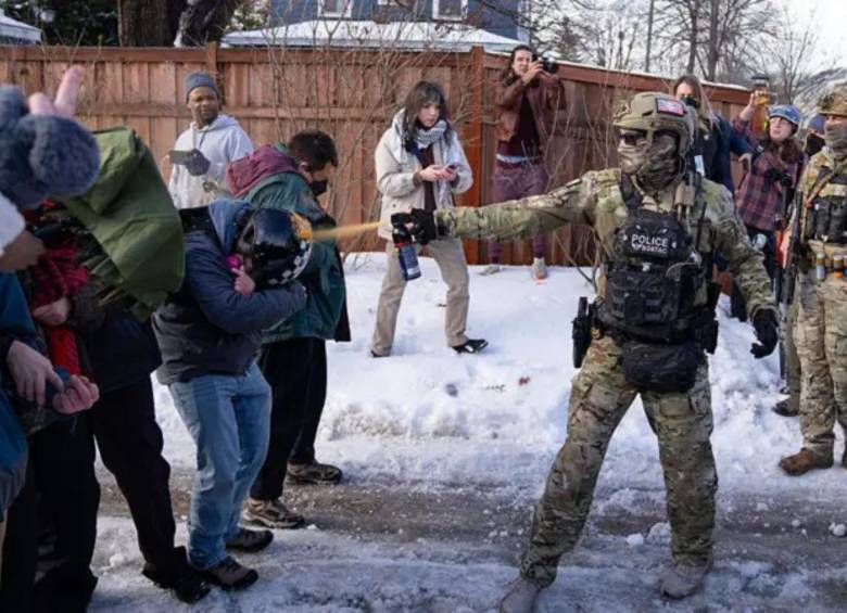 El ICE contra los manifestantes en Minneapolis. FOTO: Getty