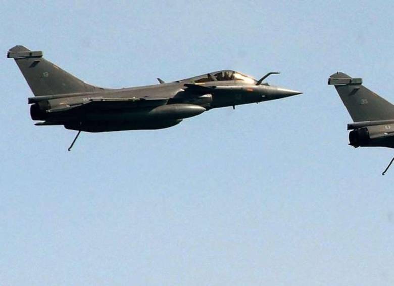 Los dos pilotos involucrados son de nacionalidad francesa y murieron “durante una maniobra de combate”. FOTO: AFP