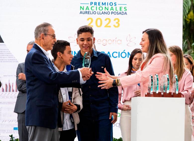 Los jóvenes investigadores Santiago Alexánder y Fray Alexánder Arcila son premiados. FOTO EL COLOMBIANO CORTESÍA.
