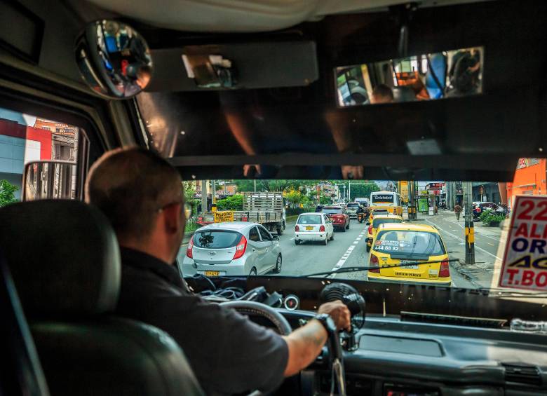 El Gobierno reiteró que empresas de transporte, propietarios de vehículos y contratantes deben garantizar condiciones laborales y afiliación a seguridad social para los conductores del servicio público. FOTO Camilo Suárez