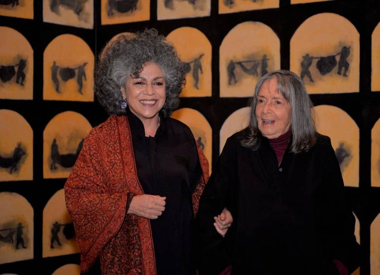 Las artistas Doris Salcedo y Beatriz González durante la inauguración de Bruma, en Fragmentos, el espacio donde sus obras conversan. Doris fue alumna de Beatriz. Foto: cortesía Johnson Montoya, para la Dirección de Patrimonio Cultural UNAL