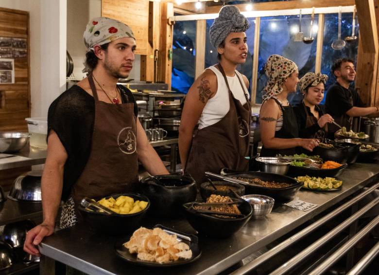 Los karma yoguis, que son voluntarios, cocinan su propia comida vegana. FOTO: JULIO HERRERA