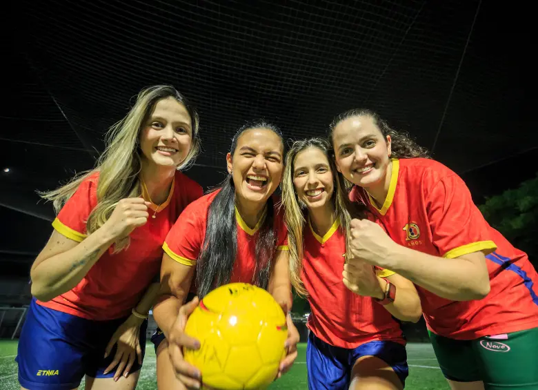 Las representantes de Colombia en el Mundial de fútbol para médicos terminaron en la séptima posición. Fotos Camilo Suárez y Cortesía Diego Castresana