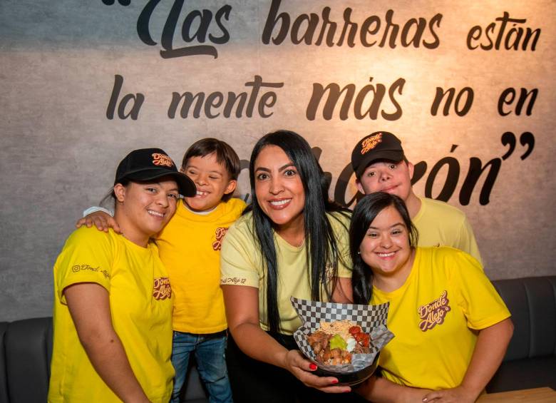 Isabela Yepes, la fundadora del negocio Donde Alejo, junto a Mariana (izquierda), Alejandro, Estefanía y Pablo. FOTO Esneyder Gutiérrez