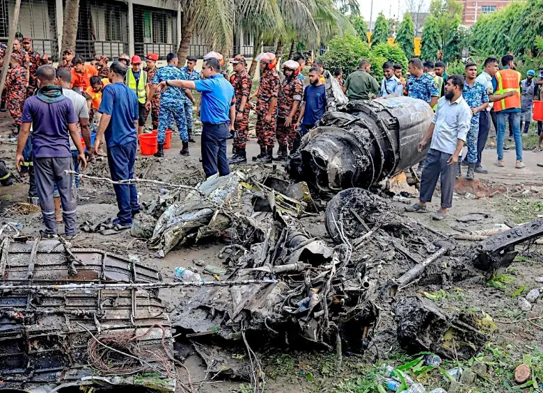 El avión militar cayó en horas de la mañana sobre un edificio de dos plantas una institución educativa, que para el momento del impacto estaba lleno de niños. FOTO: AFP