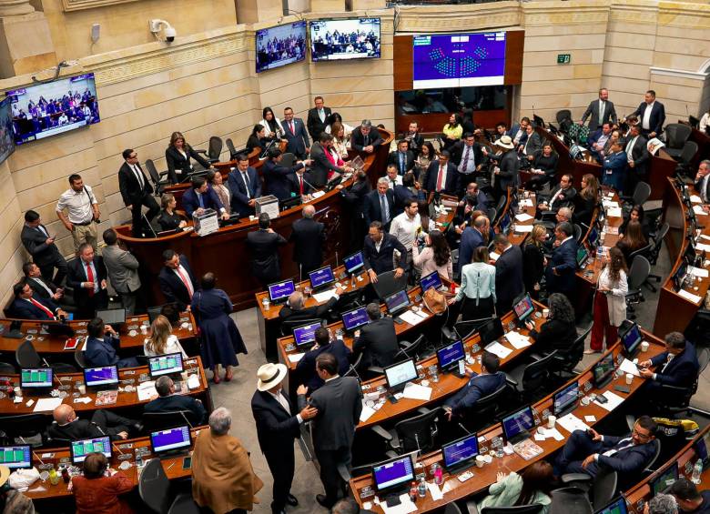 Los senadores realizaron la sesión de forma virtual y aprobaron una proposición para realizar un debate de control político al decreto de emergencia económica. FOTO: Colprensa