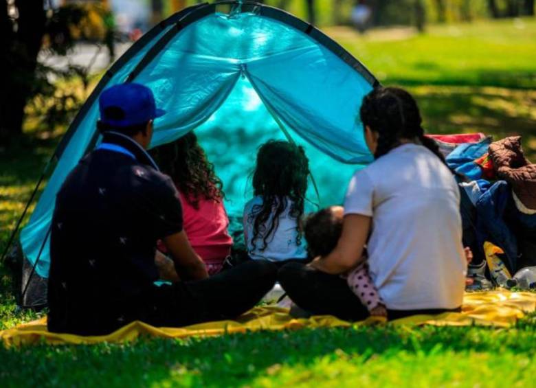 Unos padres compartiendo con sus hijos. FOTO: CAMILO SUÁREZ