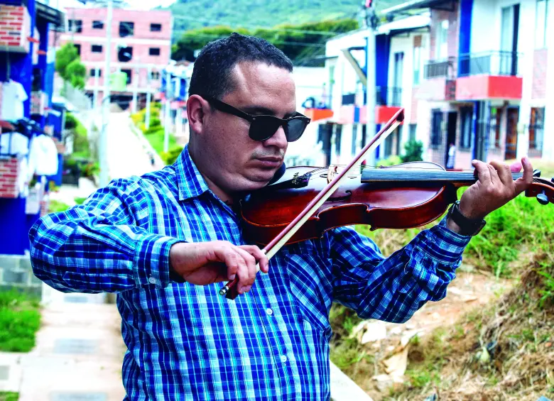 Esneider Alcaraz es compositor, intérprete y profesor de música. Toca 7 instrumentos musicales. FOTO Julio Herrera. 