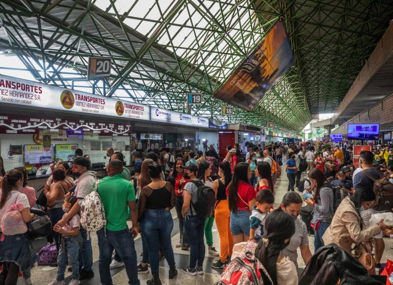 Muchos tuvieron que hacer filas de horas para comprar tiquetes hacia Santa Fe de Antioquia, Sopetrán o el Urabá antioqueño. No hubo disponibilidad durante varias horas. FOTO camilo suárez