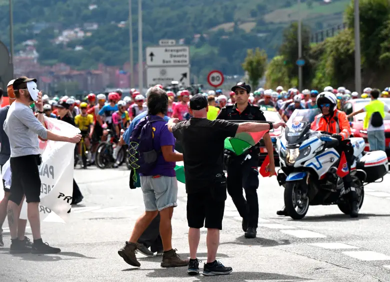 Las protestas pro Palestina se siguen presentando en la Vuelta a España. FOTO: GETTY