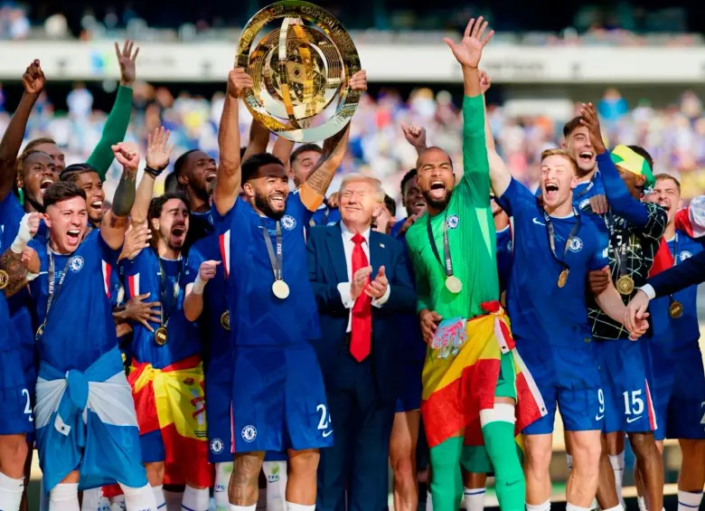 Donald Trump junto a los jugadores del Chelsea en la celebración del título del Mundial de Clubes en el MetLife Stadium de Nueva Jersey. FOTO: Tomada de X @WhiteHouse