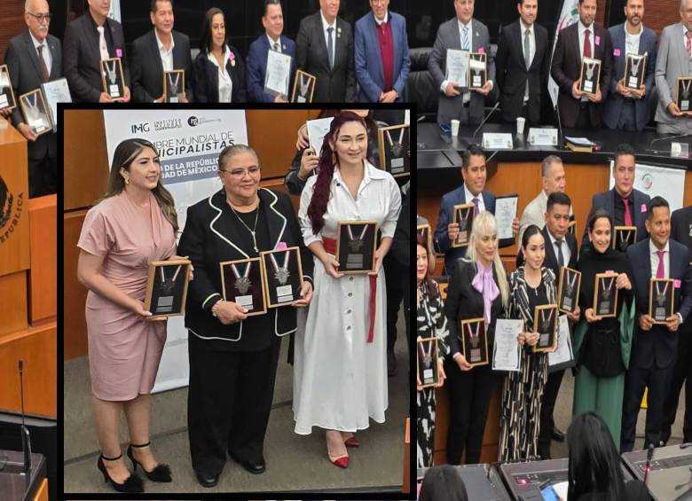 Adelante, la alcaldesa de La Ceja María Ilbed Santa Santa (izquierda de vestido rosa) y la alcaldesa de Bello Lorena González Ospina (derecha de vestido blanco). Atrás, sesión del Senado mexicano en la que se realizó la exaltación. FOTOS: Cortesía