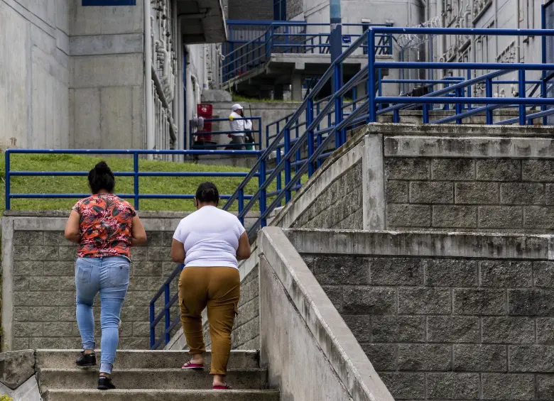 Imagen de referencia de familiares de detenidas en la cárcel de El Pedregal en Medellín. Foto: Julio César Herrera Echeverri.