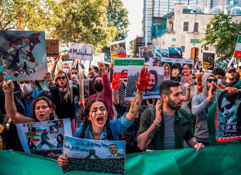 Manifestantes en Irán sosteniendo pancartas y expresando su opinión en octubre de 2022. Foto: EFE.
