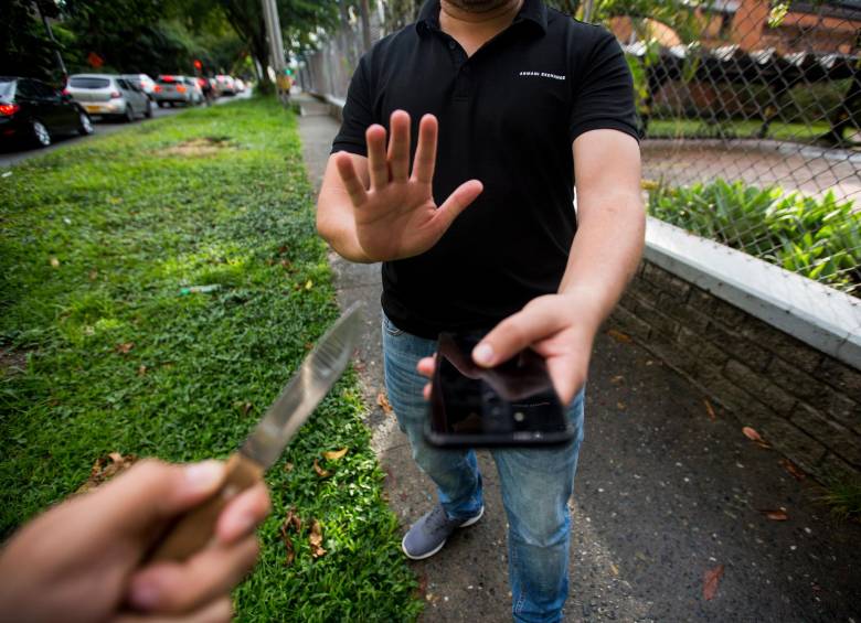 El joven fue intimidado para después hurtarle sus pertenencias. Imagen de referencia. FOTO CARLOS ALBERTO VELÁSQUEZ 