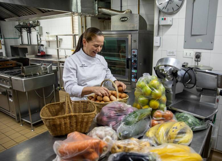 Anita Botero en la cocina de La Cafetiere de Anita, uno de los espacios en los que más le gusta estar. FOTO Carlos Velásquez.
