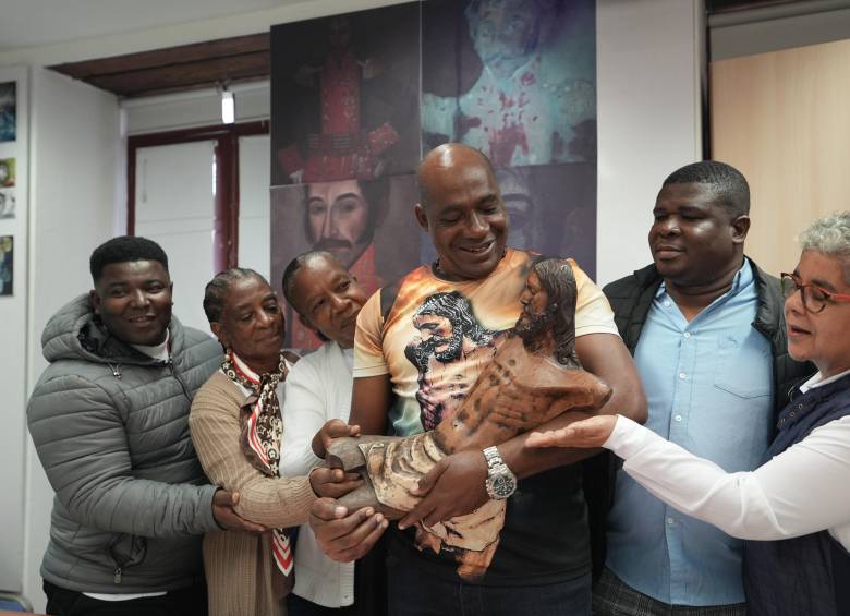 Religiosos, víctimas y comunidad de Bojayá celebran el visto bueno del Consejo Nacional de Patrimonio para la declaratoria del Cristo Mutilado como Bien de Interés Cultural del ámbito nacional. Foto: Santiago Marín