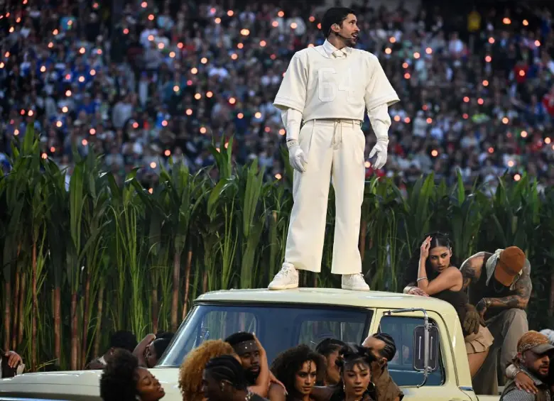 Bad Bunny durante su presentación en vivo. Este show de medio tiempo impulsó picos de reproducciones de su música en Colombia. FOTO AFP