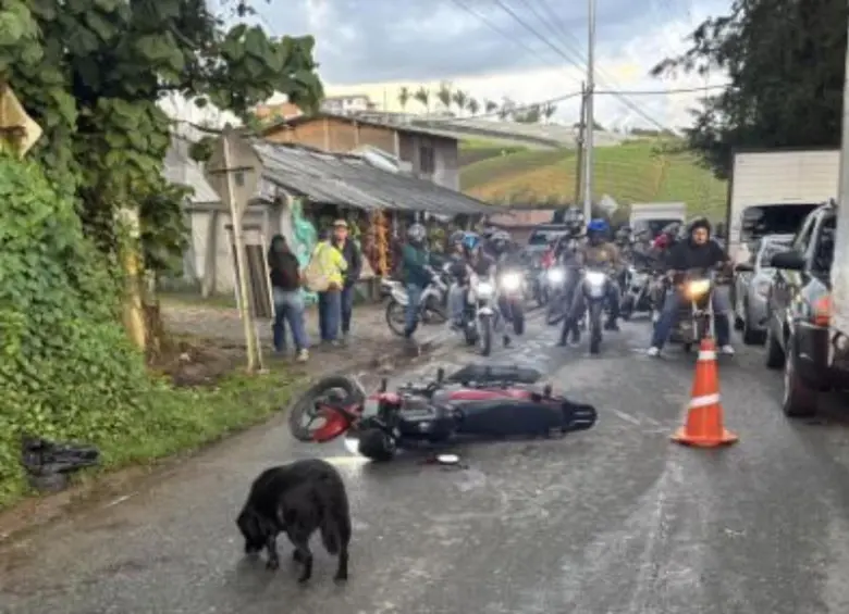 Imagen del lugar de los hechos donde quedó la moto de los delincuentes. FOTO: Cortesía