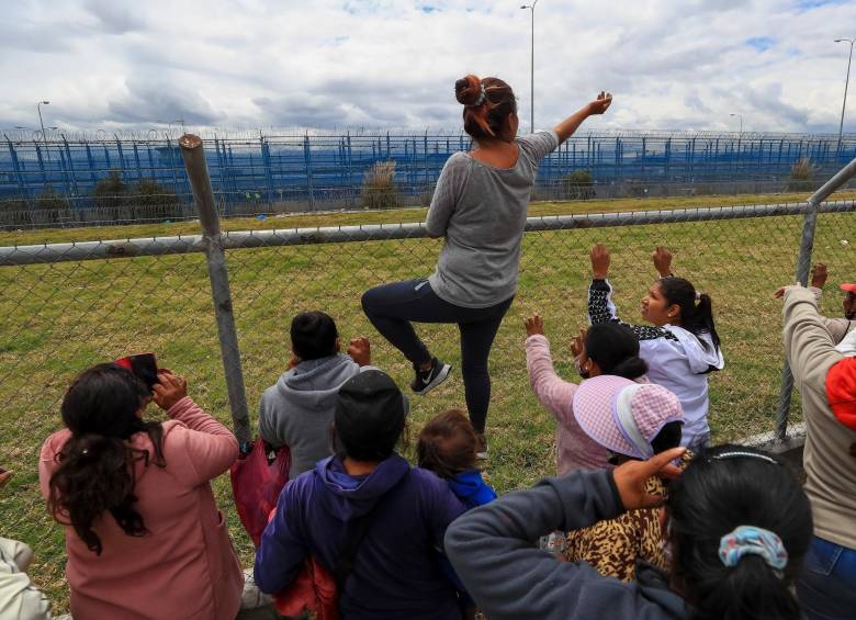 Familiares de los reos esperan información en los exteriores de la cárcel Cotopaxi Número 1 de Latacunga (Ecuador), donde ocurrió el enfrentamiento. FOTO: EFE