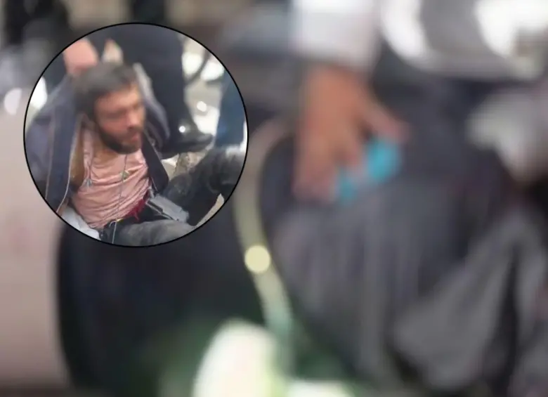 El habitante de calle fue detenido por la Policía en medio de una comunidad que buscó lincharlo por lo sucedido. Fotos: Captura videos redes sociales