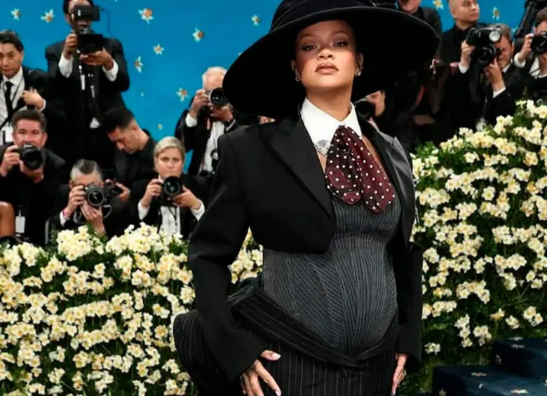Rihanna lució su embarazo en la Met Gala 2025. FOTO Getty
