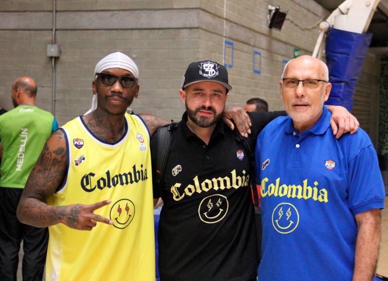 DJ Pope junto al técnico Guillermo Moreno exhibiendo los diseños de la nueva piel de la Selección Colombia. FOTO CORTESÍA DPB