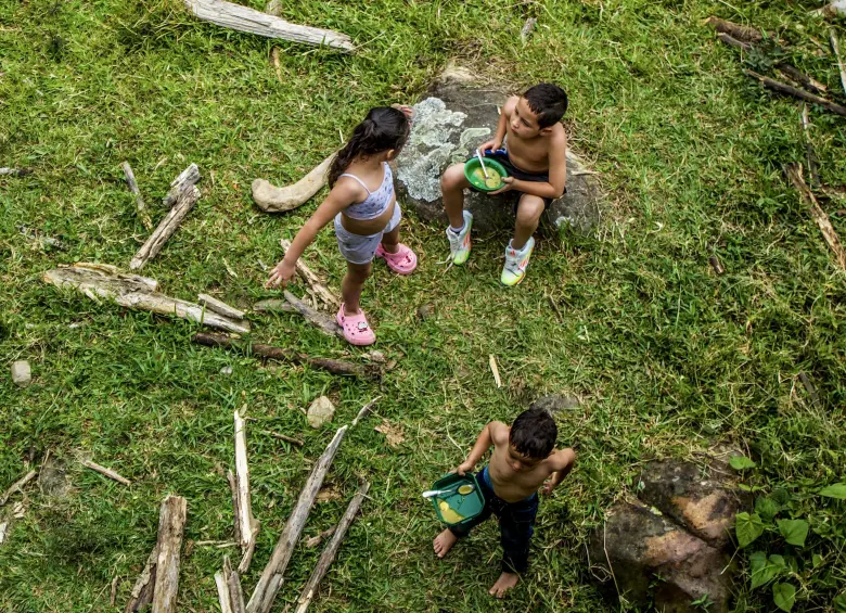 Niños camino de Tapartó. Foto: Cristina Rodríguez.
