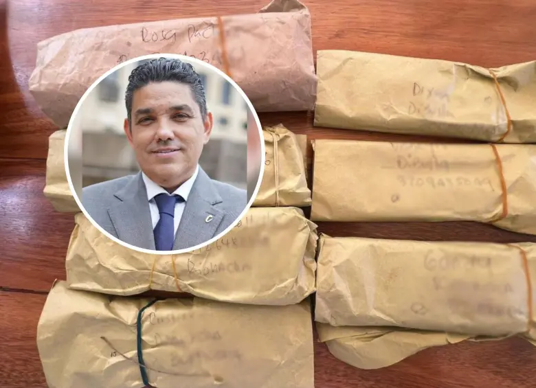 Los siete sobres de manila, hallados junto a $145 millones en el vehículo del escolta asignado a Jaime Lacouture, estaban marcados a mano con nombres, números telefónicos y municipios de La Guajira; la autoría de las anotaciones es materia de investigación. FOTO: Colprensa - X Jacobo Solano