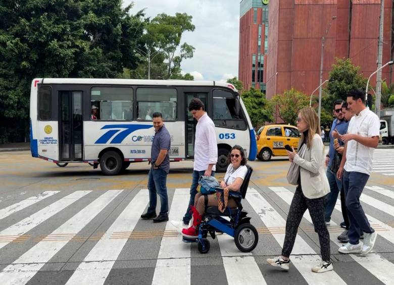 Imagen de referencia de una persona de movilidad reducida cruzando una de las calles de la ciudad. FOTO: Cortesía Ruta N.