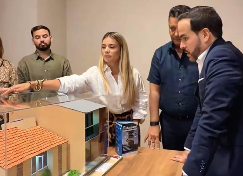 La primera dama Ana Lucía Pineda muestra una maqueta de vivienda al presidente Abelardo de la Espriella. Foto: Captura de video.