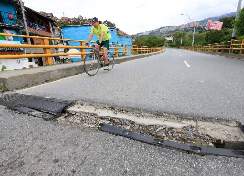 El puente de la vía al túnel de Occidente, que cruza sobre la avenida 80, presenta serios problemas en sus juntas.
