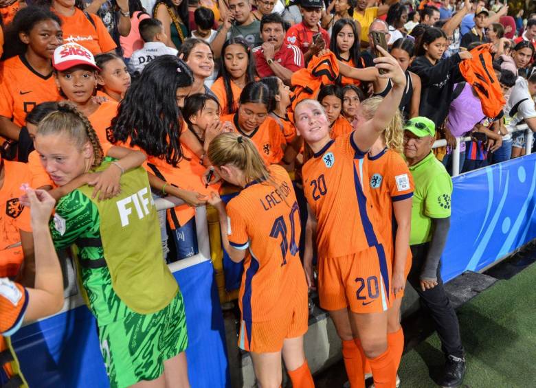 Las jugadoras se despidieron de un grupo de niños de un barrio de Cali. Foto: Getty Images