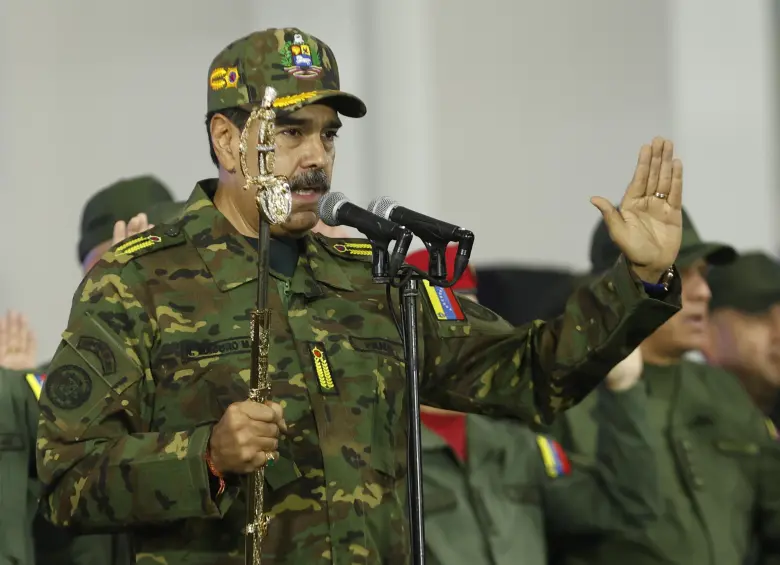 Nicolás Maduro (frente) hablando durante la Gran Marcha de las Banderas y de la Espada Bicentenaria, en el Paseo Los Próceres, en Caracas, Venezuela. FOTO: Xinhua