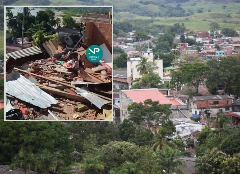 Adelante, una de las casas destruidas tras una explosión. Atrás, imagen de referencia del municipio de Tarazá. Foto: Fundación Julio C. Hernández e imagen tomada de las redes de NP Noticias.