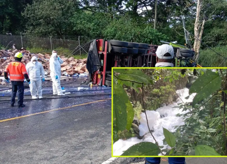 Adelante, la espuma sobre la quebrada La Aguacatala. Atrás, el camión accidentado. FOTO: Cortesía