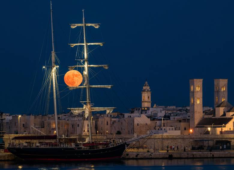 La Luna de Fresa se observa detrás del velero Nave Italia en el puerto de Molfetta, Italia, el 29 de junio de 2026. Foto: Getty