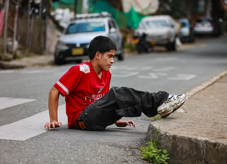 Desde que perdió su silla de ruedas, Matías se desplaza por las calles del corregimiento con la fuerza de sus brazos. Foto: Manuel Saldarriaga. 