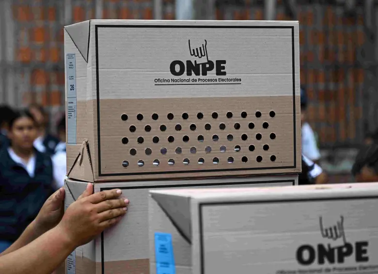 Ciudadanos votan en Perú durante una jornada electoral marcada por retrasos y un alto número de votos blancos y nulos. FOTO: AFP.