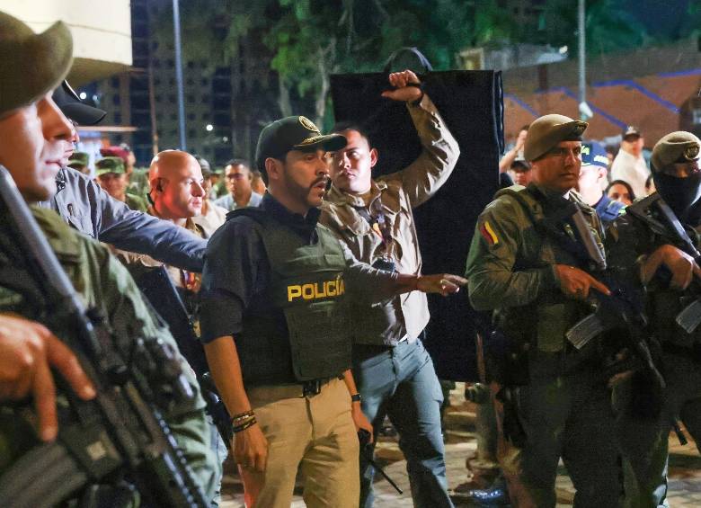 El presidente Abelardo De la Espriella llegó a Cali para liderar varios operativos en el centro de la ciudad. En los videos publicados por Presidencia se le ve portando un arma de fuego en el cinto. Foto: Alcaldía de Cali
