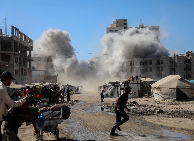 El ataque aéreo israelí, en la Ciudad de Gaza, el pasado 8 de septiembre de 2025. Las fuerzas israelíes intensificaron los ataques aéreos sobre la ciudad de Gaza, incluida la demolición de la torre “Vision”, un edificio de oficinas de 14 plantas situado en la parte occidental de la ciudad. FOTO: Xinhua