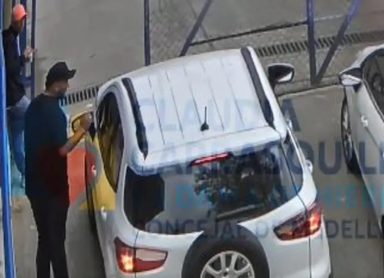 Una de las denuncias más graves del video es que en realidad serían “civiles” los que estarían cuidando el acceso al penal de máxima seguridad el día del parrandón que celebraron los capos. FOTO: Imagen tomada de redes.