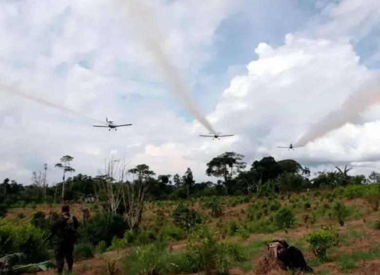 El gobierno de Abelardo de la Espriella ha propuesto volver a utilizar la fumigación aérea, pero deben cumplirse varios requisitos. Foto: Policía.