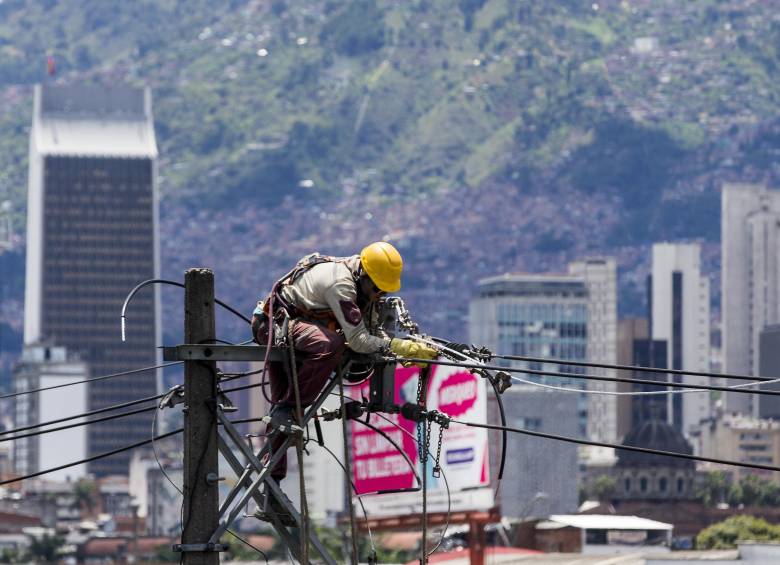 Descripción: Operarios de Empresas Públicas de Medellín EPM, realizan labore sobre líneas de energía de la ciudad. Foto: Julio César Herrera