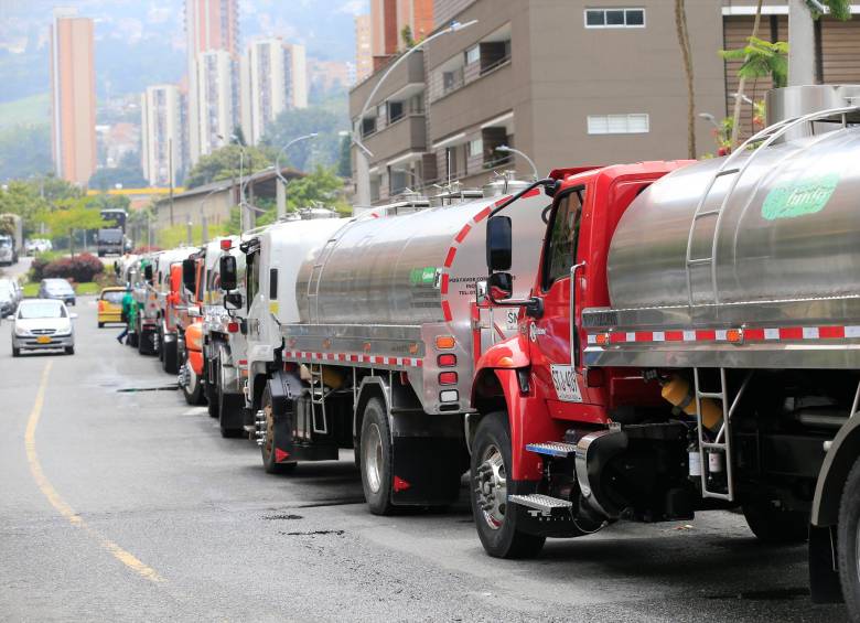 EPM dispondrá de seis carrotanques para cubrir la suspensión de agua en el noroccidente de Medellín y en Bello, debido a que la suspensión de este miércoles superará las 12 horas. FOTO: ESNEYDER GUTIÉRREZ
