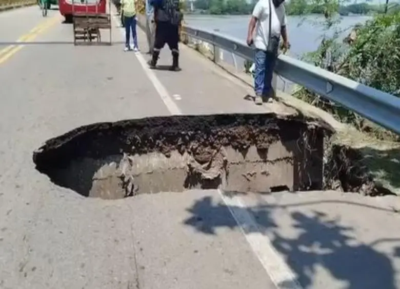 Este fue el enorme hueco de gran profundidad que surgió en el extremo del puente. FOTO: imagen tomada de redes